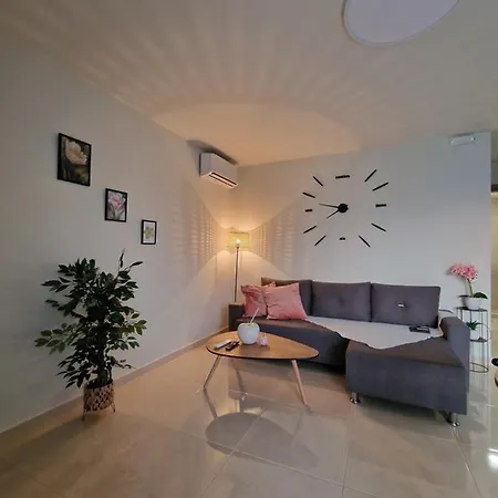 Apartment S N G/ View